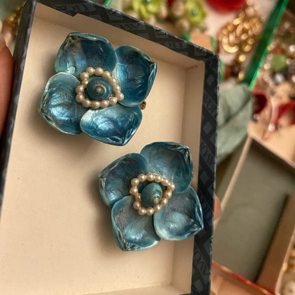Love! Beautifully handmade:painted shell clip ons - Picture 3 of 7